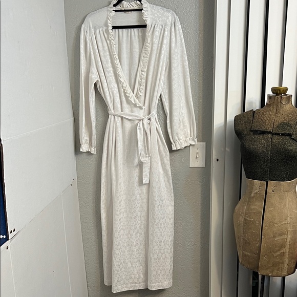 VINTAGE VANITY FAIR WHITE ROBE WITH RUFFLE AND FLORAL DETAIL SIZE LARGE